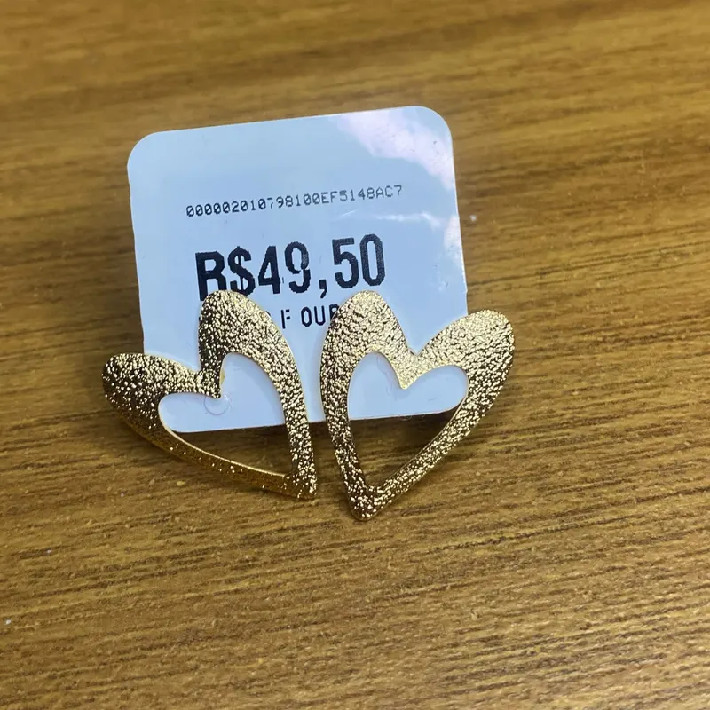 Brinco coração vazado texturizado