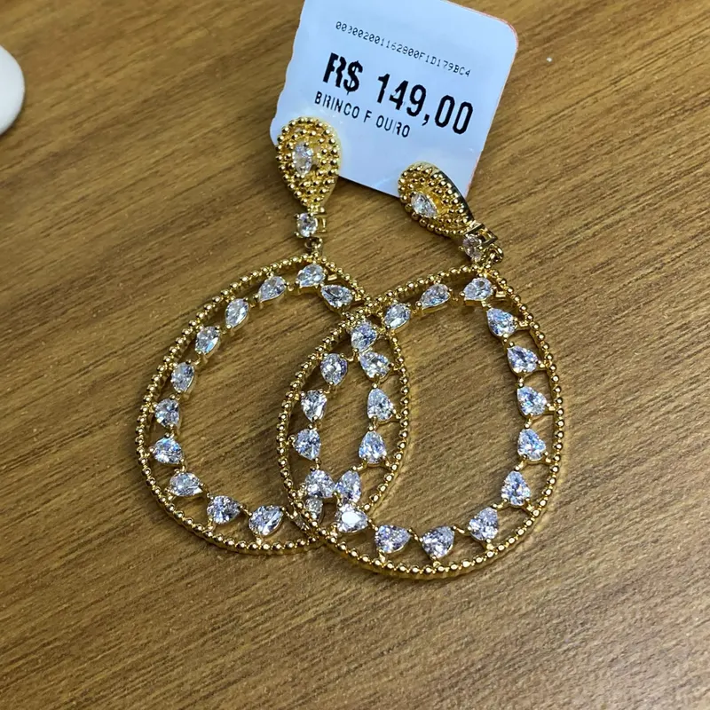 Brinco oval vazado com zircônias