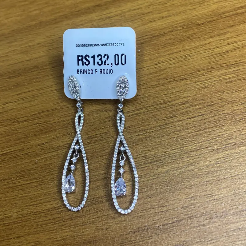 Brinco longo vazado com gota