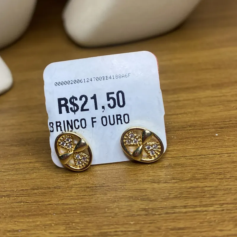 Brinco botão cravejado