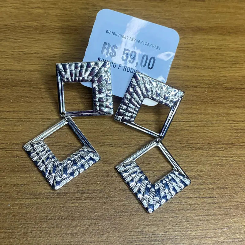 Brinco quadrados texturizados