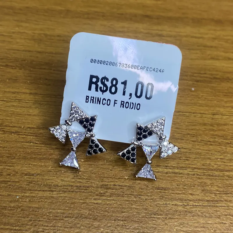 Brinco laço com pedras pretas