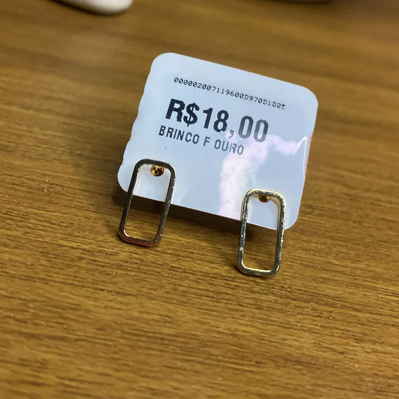 Brinco retângulo vazado