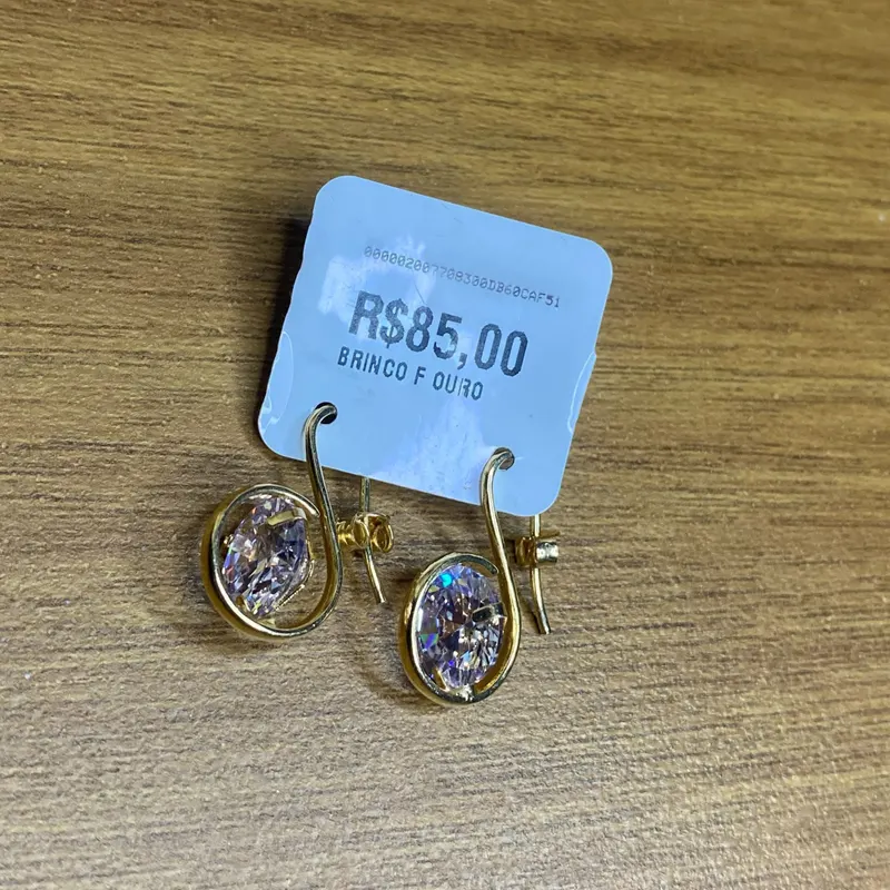 Brinco oval com pedra lilás
