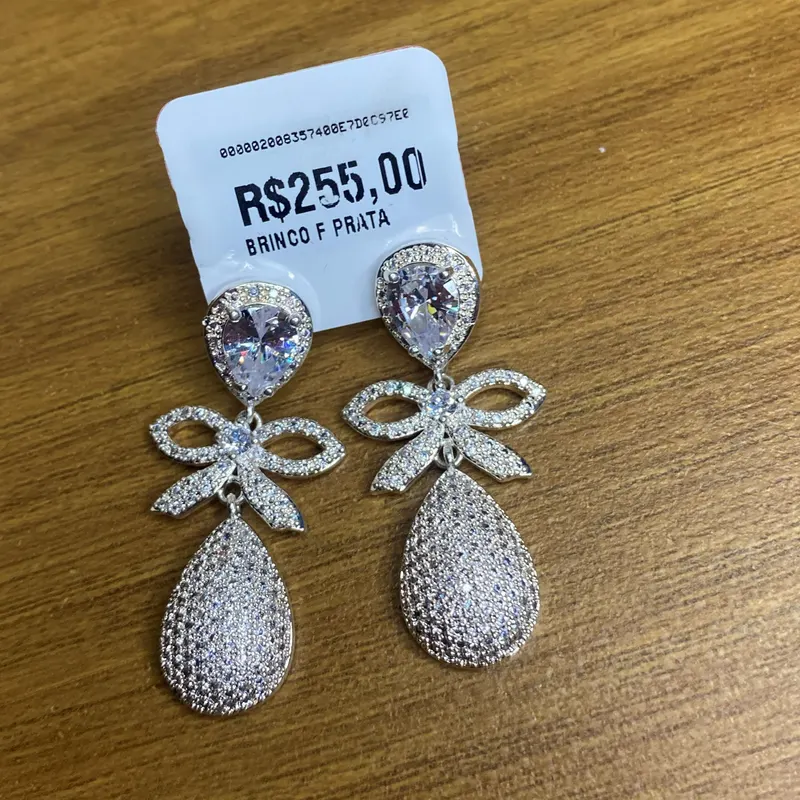 Brinco laço com gota cravejada