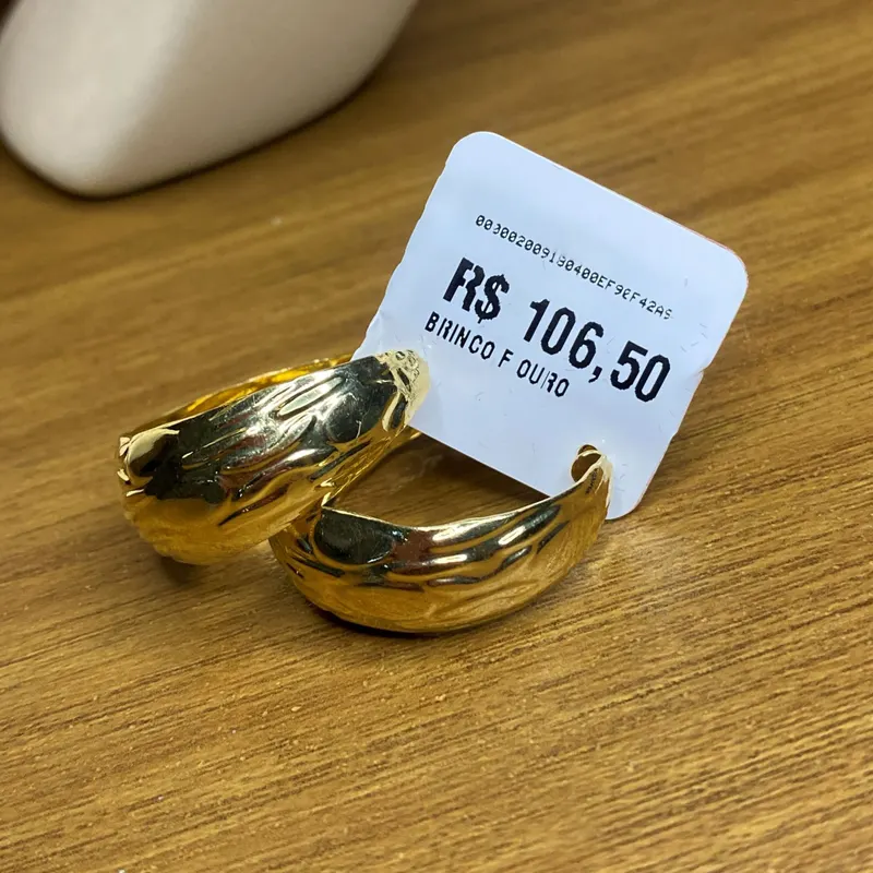 Argola larga texturizada