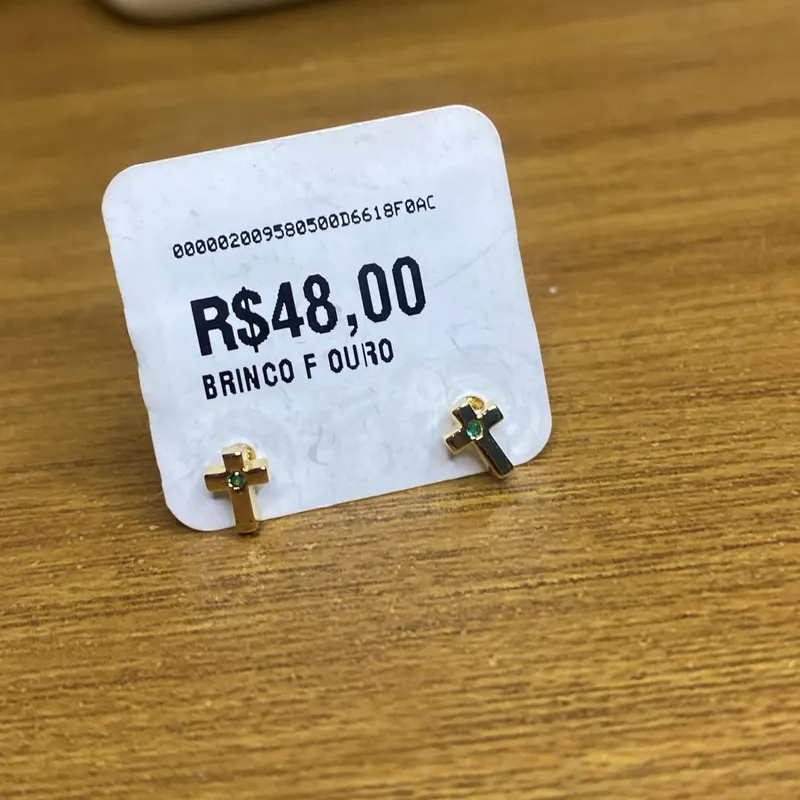 Brinco cruz com ponto verde