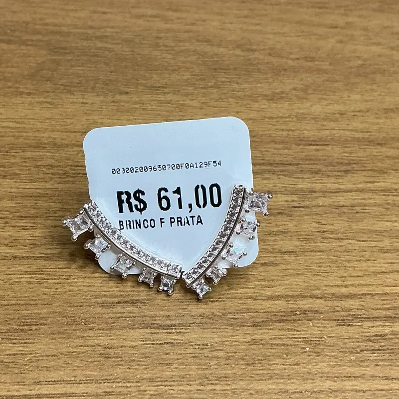 Brinco ear cuff cravejado
