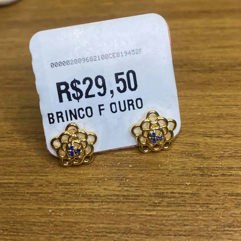Brinco flor vazada com pedra azul