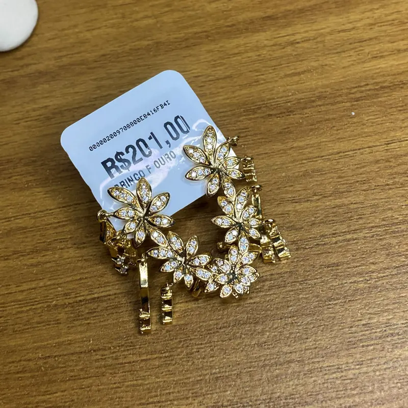 Ear cuff de flores cravejadas