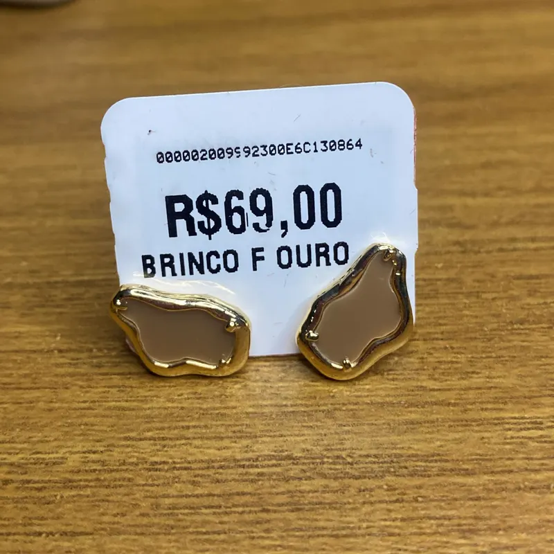 Brinco orgânico esmaltado nude