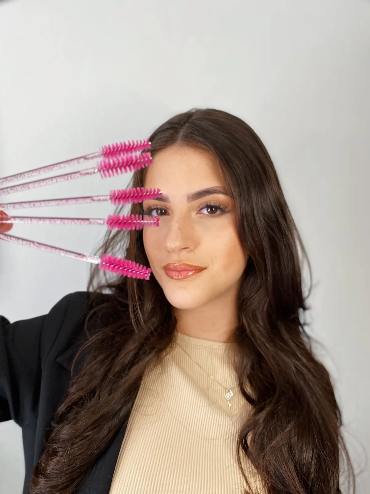 Emily Lima segurando escovinhas de sobrancelha