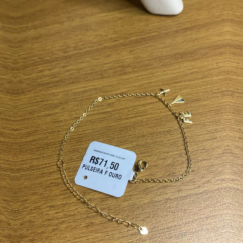 Pulseira com pingentes de letra