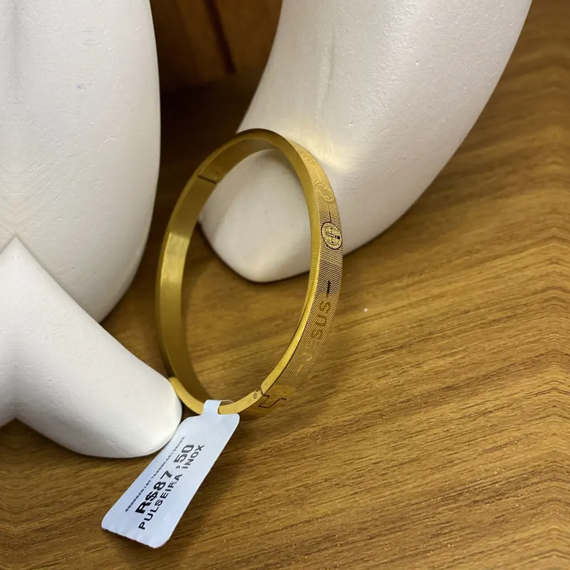 Bracelete dourado com escrita