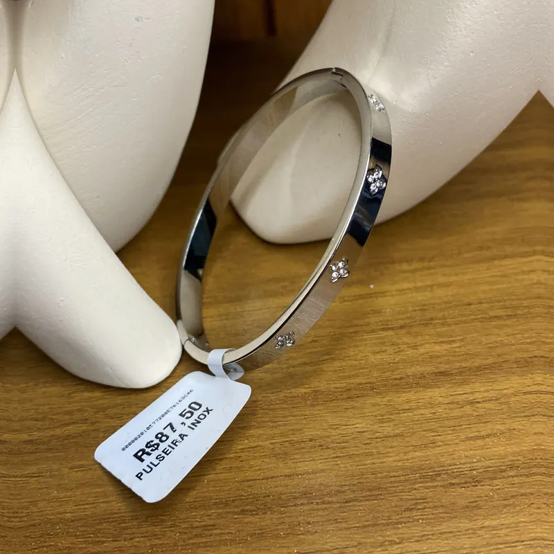 Bracelete prateado com pontos de luz