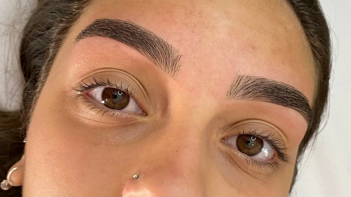 Sobrancelhas desenhadas com acabamento natural